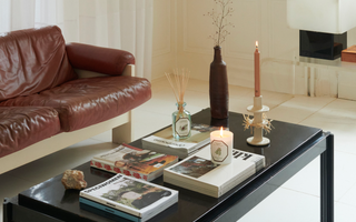 Zjistěte, jak správně pečovat o vonnou svíčku: zastřihování knotu, ideální doba hoření i výběr kvalitní svíčky z přírodních vosků.